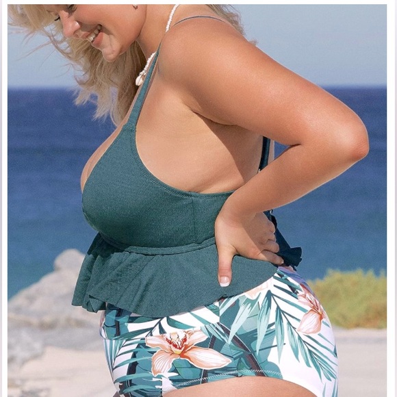 V-Neck Ruffle Hem Bikini Top - Picture 3 of 10